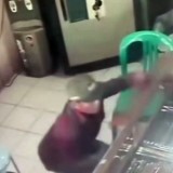 Terekam CCTV, Pria Paruh Baya di Cianjur Gasak Toko Emas Ratusan Juta Rupiah