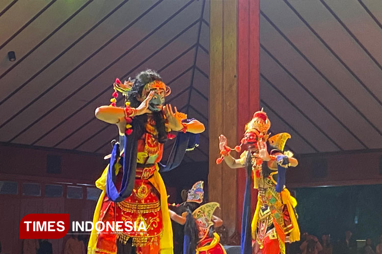 Para pengiring tari topeng Panji Asmarabangun dan Sekartaji menampilkan gerakan penuh energi dan ekspresi yang memukau. (Foto: Afanin Rushafah/TIMES Indonesia)