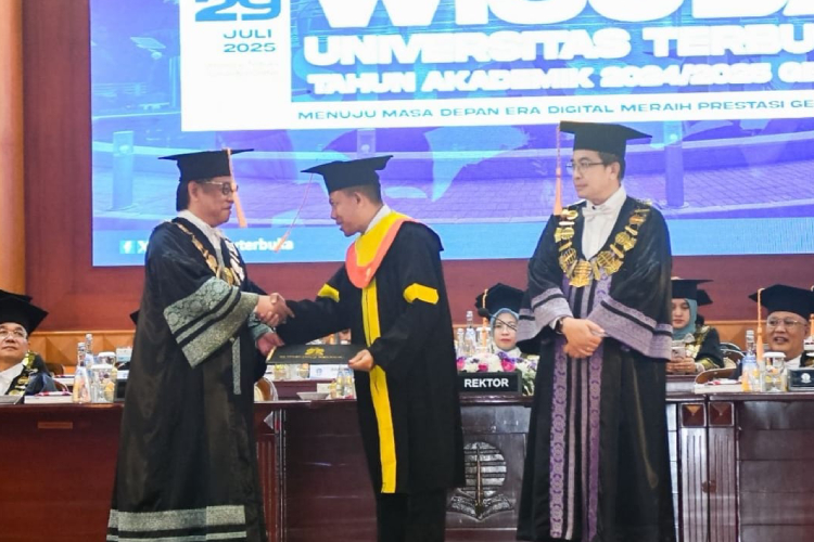 Choirul Anam PhD (tengah) sukses meraih Sarjana Hukum di Universitas Terbuka (UT). Ia diwisuda sarjana bareng wisudawan UT pagi tadi (29/7/2025). (Foto: UT for TIMES Indonesia)