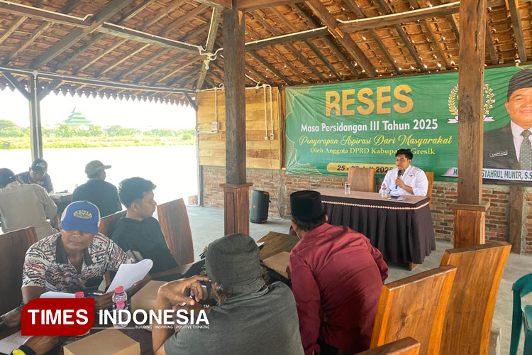 Para petani tambak saat mengadu ke Ketua DPRD Gresik M Syahrul Munir saat kegiatan penyerapan aspirasi (Reses) di Kecamatan Manyar. (Foto: Akmal/TIMES Indonesia)