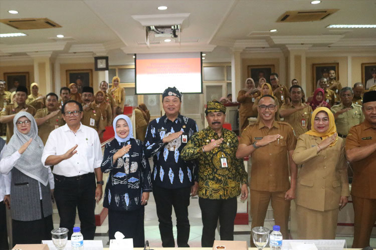 Foto bersama usai penandatanganan perjanjian kerja sama (PKS) oleh Dinas Pendidikan dengan UM dan empat kabupaten/kota, di RR Anusapati Setkab Malang, Senin (28/7/2025). (FOTO: Dindik)