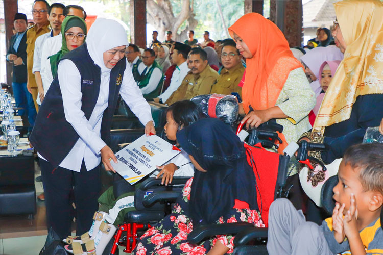 Gubernur-Khofifah-saat-menyerahkan-bansos-2.jpg