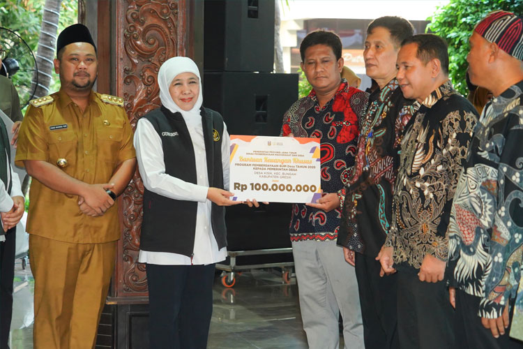 Gubernur Khofifah saat menyerahkan bansos di Pendopo Alun-Alun Kabupaten Gresik pada Senin (28/7/2025). (FOTO: Dok.Humas Pemprov Jatim)