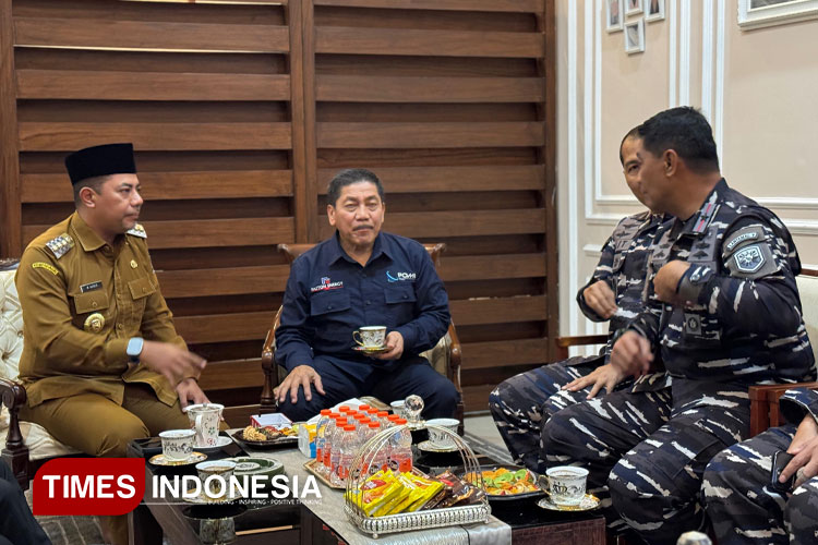Bawa 'Kado' untuk Warga Pesisir, TNI AL Temui Bupati Probolinggo