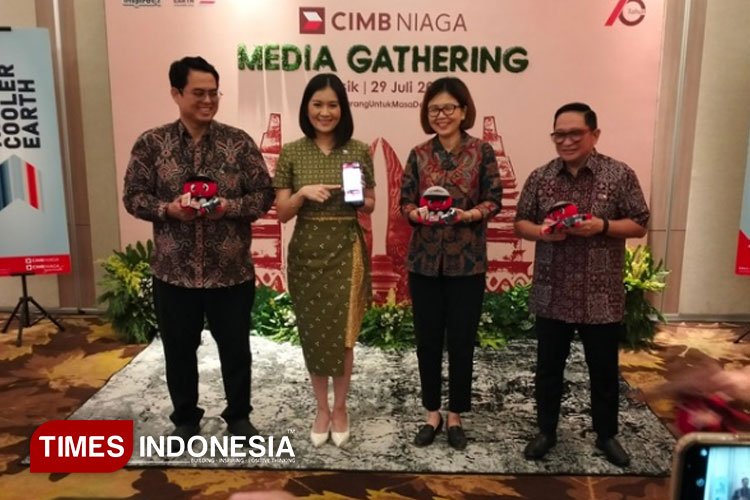 Head of Regional Jawa Timur CIMB Niaga Rhena Oktaria (dua dari kanan) bersama jajaran saat memberikan keterangan pers ke media di Gresik. (Foto: Akmal/TIMES Indonesia)
