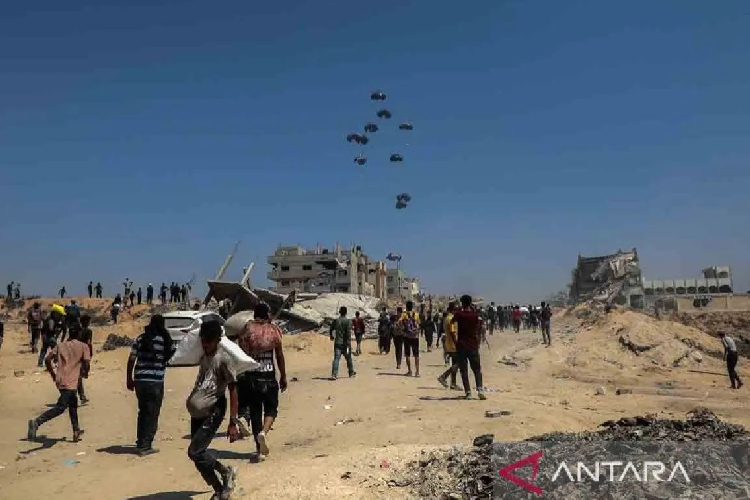 Ilustrasi warga menunggu bantuan kemanusiaan kepada warga di Kota Gaza, Minggu (27/7/2025). (ANTARA FOTO/Xinhua/Rizek Abdeljawad/rwa)