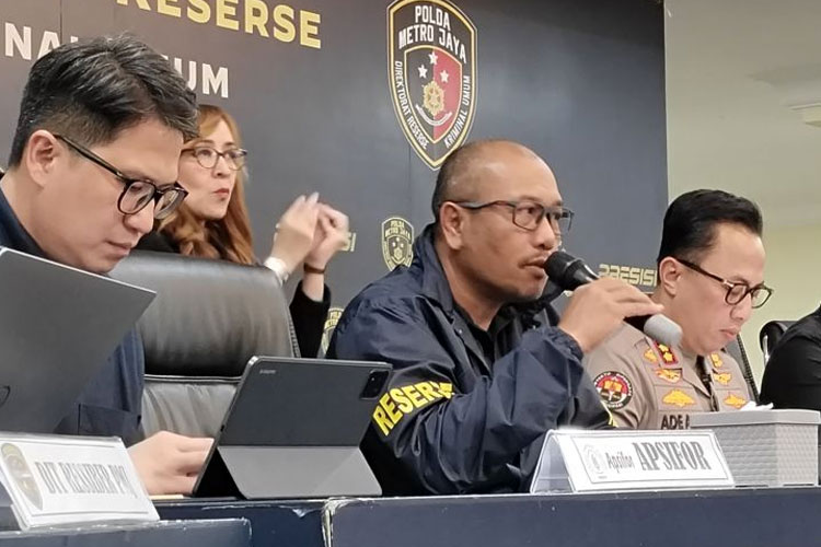 Direktur Reserse Kriminal Umum Polda Metro Jaya, Kombes Pol Wira Satya Triputra (tengah) saat konferensi pers di Jakarta, Selasa (29/7/2025). (FOTO: ANTARA/Ilham Kausar)