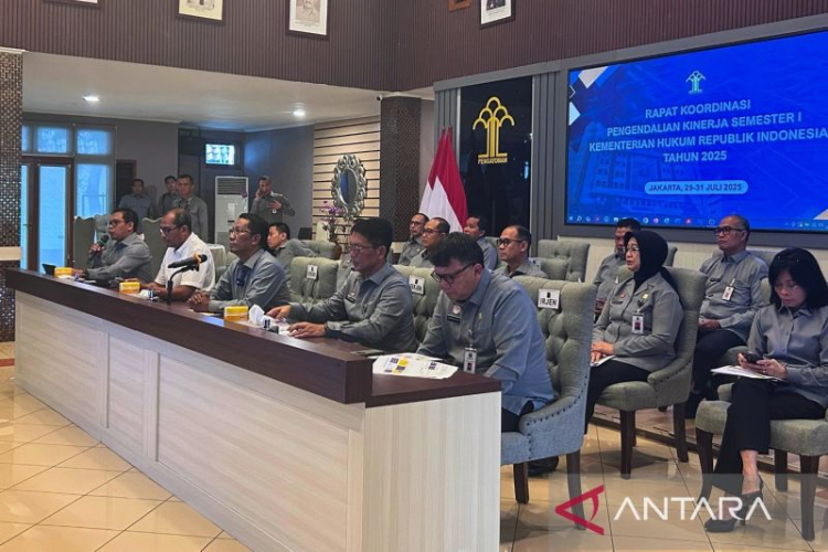 Menteri Hukum Supratman Andi Agtas (tengah depan) dalam konferensi pers di Depok, Jawa Barat, Selasa (29/7/2025). (FOTO: ANTARA/Agatha Olivia Victoria)