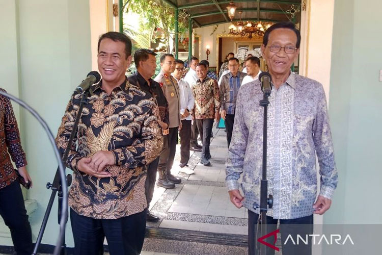 Menteri Pertanian Andi Amran Sulaiman bersama Gubernur DIY Sri Sultan Hamengku Buwono X menjawab pertanyaan awak media di Kompleks Kepatihan, Yogyakarta, Selasa (29/7/2025). (FOTO: ANTARA/Luqman Hakim)