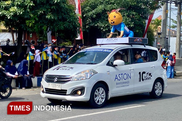 Mobil calvade Aston Banyuwangi dengan membawa maskot rubi meriahkan TdBI 2025. (Foto: Fazar Dimas/TIMES Indonesia).