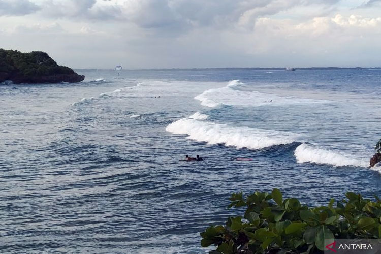 Para peselancar memanfaatkan ombak tinggi untuk berselancar di Pantai Nusa Dua, Kabupaten Badung, Bali, Selasa (29/7/2025).(FOTO: ANTARA/Dewa Ketut Sudiarta Wiguna)