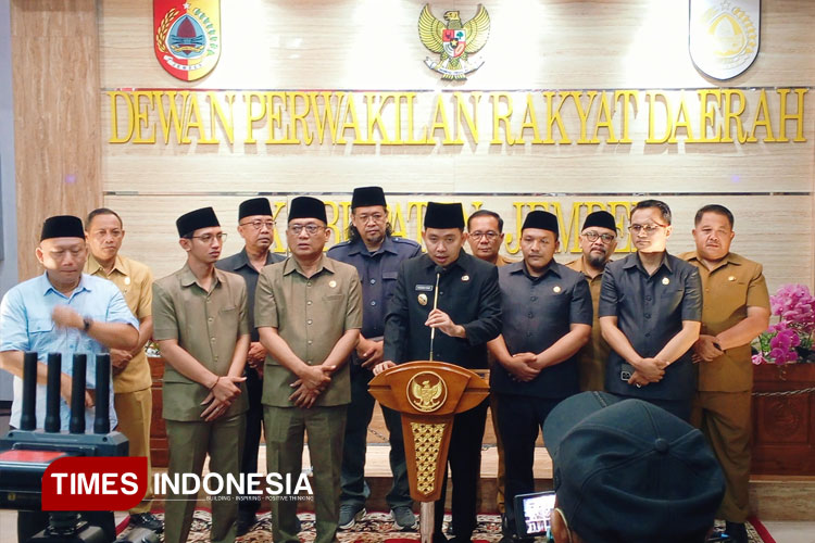 Bupati Jember Muhammad Fawait saat menyampaikan sambutannya pada Program Pro Gus'e di gedung DPRD Jember. (FOTO : M. Abdul Basid / TIMES Indonesia)