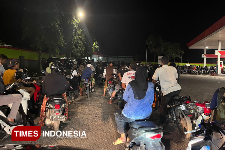 Anteran panjang di Salah Satu SPBU di Bondowoso, tepatnya di Desa Kembang Kecamatan Bondowoso (FOTO: Moh Bahri/TIMES Indonesia)