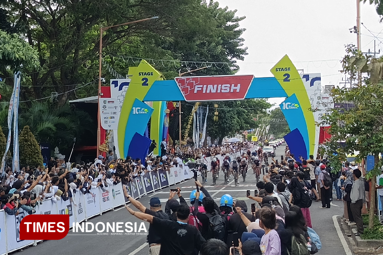 Sambutan-masyarakat-Banyuwangi-menyambut-pembalap-yang-sedang-berlaga-di-ajang-TdBI-2025-b.jpg