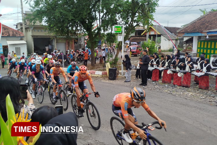 Atmosfer Banyuwangi Curi Perhatian Pembalap Dunia di Tour de Banyuwangi Ijen 2025