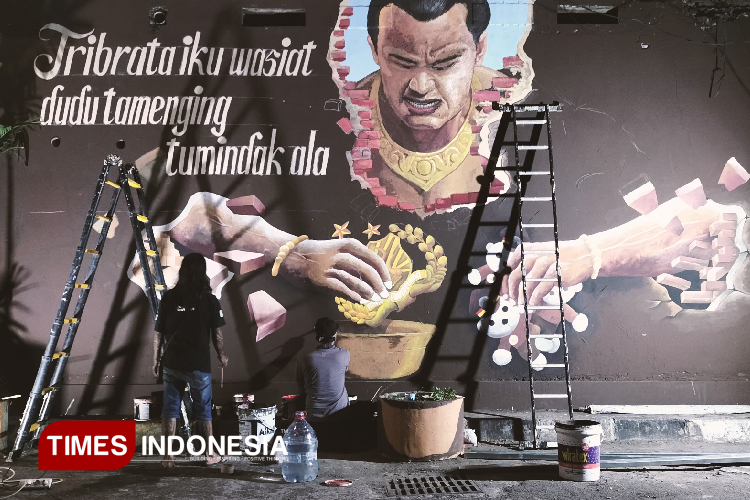 Seniman ketika membuat karya mural yang ada di tembok berlokasi di Jalan Suryotomo, sisi timur Pasar Beringharjo, Kota Yogyakarta. (FOTO: Riyadi/TIMES Indonesia)