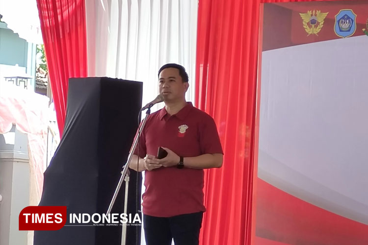 Kasi Pidana Khusus (Pidsus) Kejari Lamongan, Anton Wahyudi saat menyampaikan Sosialisasi Ketentuan di Bidang Cukai, di halaman Kejari Lamongan, Selasa (29/7/2025). (Foto: Moch Nuril Huda/TIMES Indonesia)