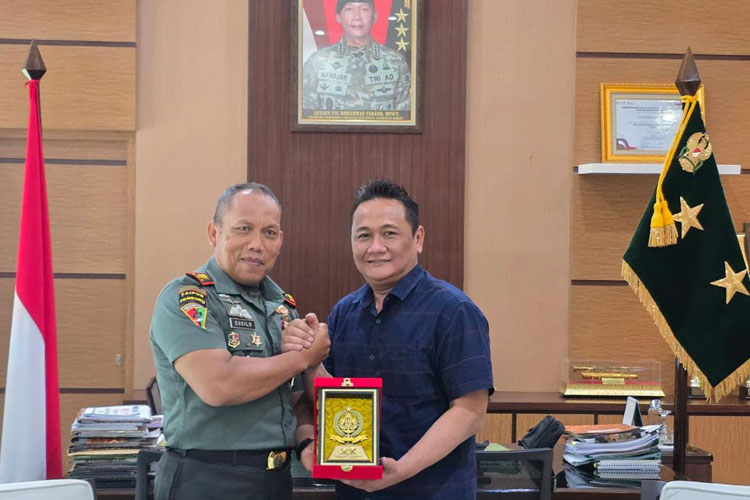 Pangdivif 2 Kostrad Mayjen TNI Susilo dan Andri Ariestianto di Madivif 2 Kostrad Singosari Malang. (FOTO: Dokumen Andri)
