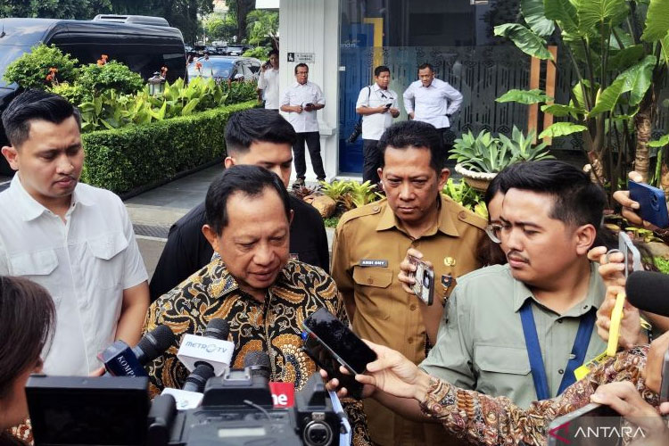 Menteri Dalam Negeri (Mendagri) Tito Karnavian menjawab pertanyaan wartawan saat ditemui sebelum rapat terbatas dengan Presiden Prabowo Subianto di Istana Kepresidenan RI, Jakarta, Selasa (29/7/2025). (FOTO: ANTARA/Mentari Dwi Gayati)