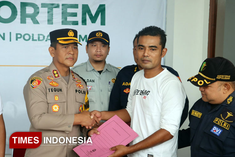 Wakapolresta Banyuwangi, AKBP Teguh Priyo Wasono, menyerahkan korban KMP Tunu Pratama Jaya kepada keluarganya. (Foto: Fazar Dimas/TIMES Indonesia).