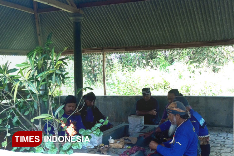 Siarah ke makam leluhur “eyang kakung” dan “eyang putri”, saat acara “Gebyar Suro” di Padepokan Taman Tirto Aji, Desa Ngingit, Kecataman Tumpang, Kabupaten Malang. (foto: Maria Rossa Rambu Bella/TIMES Indonesia)