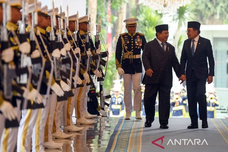 Presiden Prabowo Subianto (kedua kanan) berjalan dengan Perdana Menteri Malaysia Anwar Ibrahim (kanan) saat menerima kunjungan kenegaraan di Istana Merdeka, Jakarta, Selasa (29/7/2025). (Foto: ANTARA FOTO/Galih Pradipta)