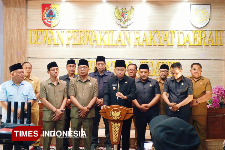 Bupati Jember Muhammad Fawait saat menyampaikan sambutannya pada Program Pro Gus'e di gedung DPRD Jember. (Foto: M. Abdul Basid/TIMES Indonesia)