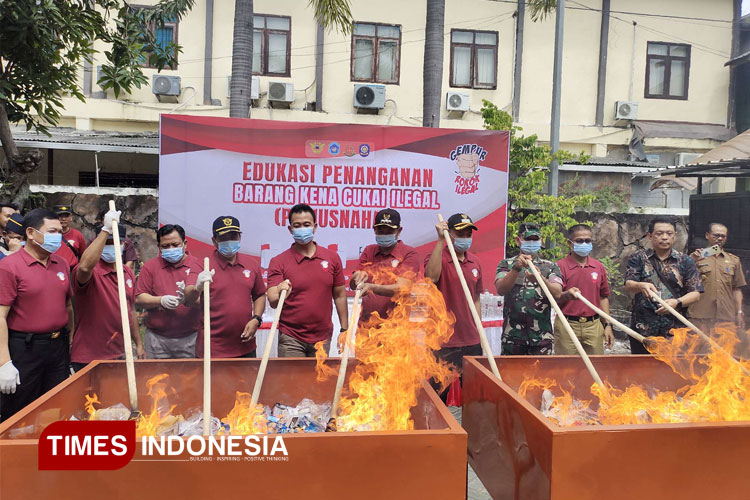 Bupati Lamongan Yuhronur Efendi, Kajari Lamongan, Kepala Bea Cukai, dan jajaran Forkopimda Lamongan musnahkan ratusan ribu batang rokok ilegal di halaman Kejari Lamongan, Selasa (29/7/2025). (FOTO: Moch. Nuril Huda/TIMES Indonesia)