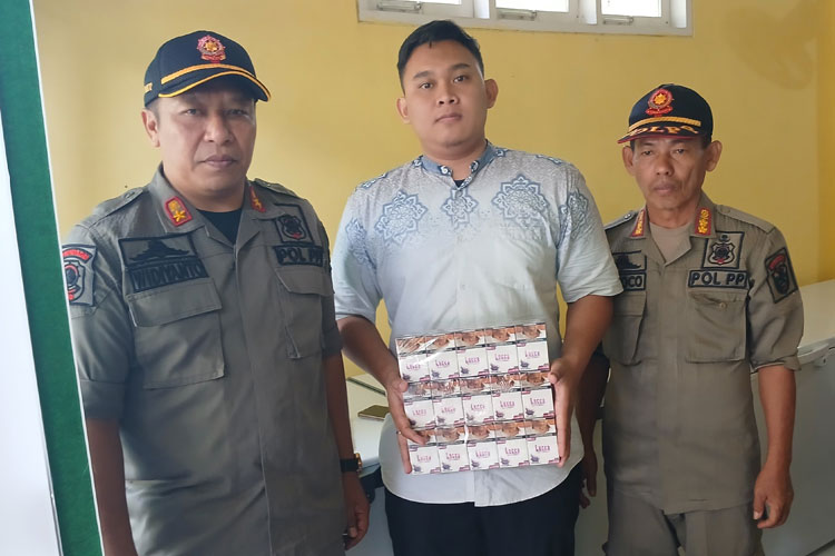 Satpol PP Pacitan dan Bea Cukai Madiun Sita 50 Bungkus Rokok Ilegal di Wilayah Barat
