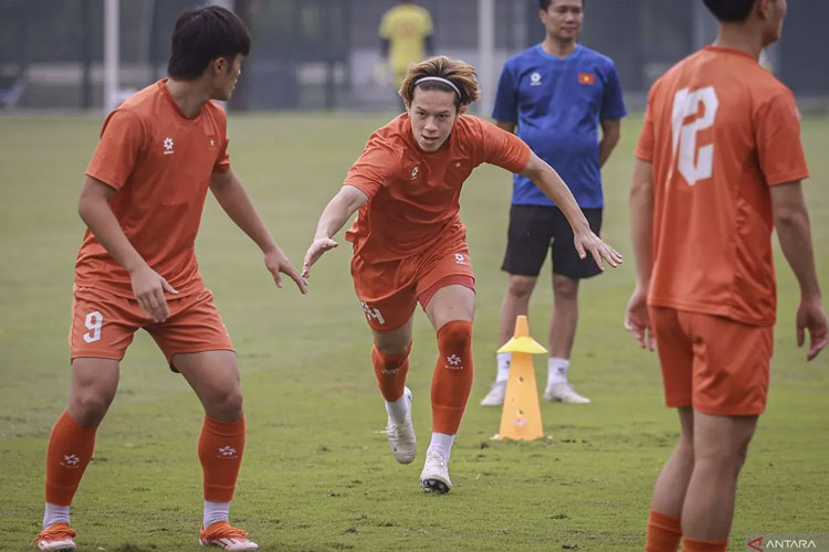 Pemain Vietnam U-23 Viktor Le (tengah) saat sesi latihan resmi di Lapangan A, Kompleks GBK, Senayan, Jakarta, Senin (28/7/2025) dalam persiapan menghadapi Timnas Indonesia di babak final Piala AFF U-23 2025. (foto: ANTARA FOTO/Dhemas Reviyanto)