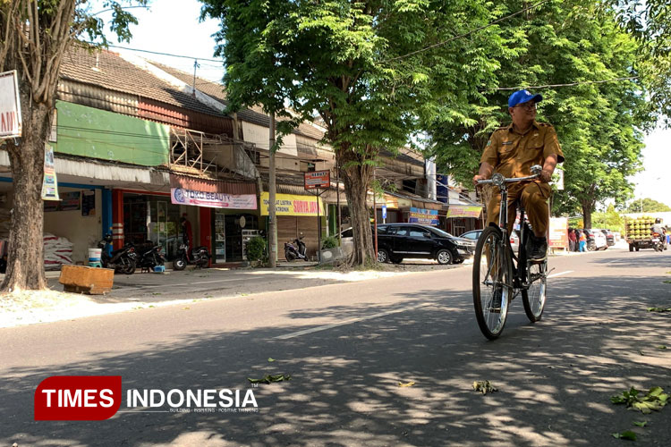 Salah seorang ASN di Kabupaten Bondowoso beralih menggunakan sepeda ontel saat bekerja (FOTO: Moh Bahri/TIMES Indonesia)