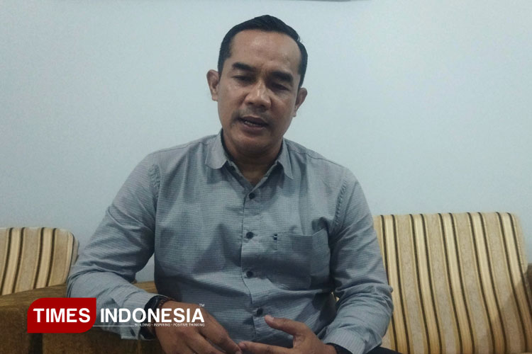 Ketua STKIP PGRI Pacitan, Bakti Sutopo saat menanggapi perda kabupaten layak anak. (FOTO: Yusuf Arifai/TIMES Indonesia)