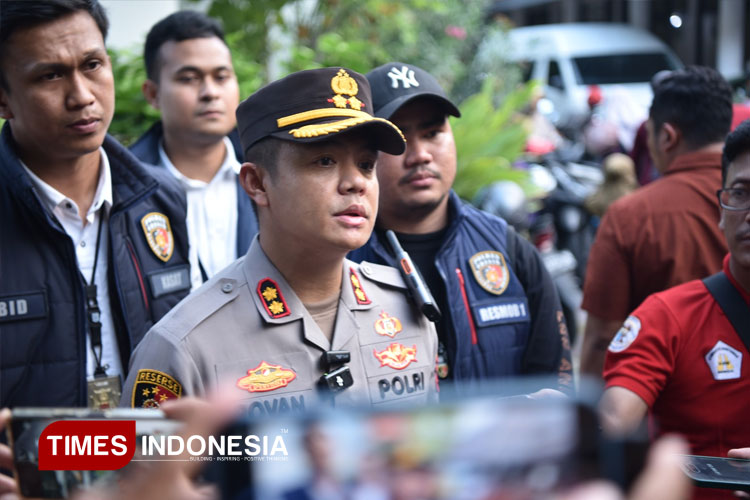 Kapolres Gresik AKBP Rovan Richard Mahenu saat memberikan keterangan pers kepada media. (FOTO: Akmal/TIMES Indonesia)