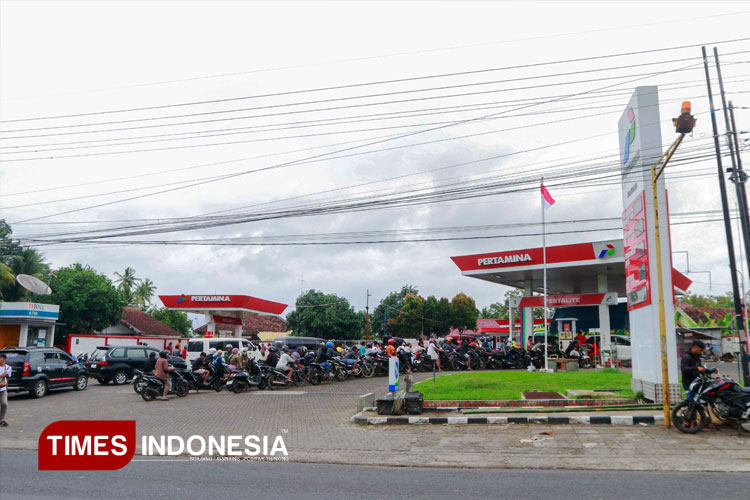 Antrean di salah satu SPBU Banyuwangi. (FOTO: Fazar Dimas/TIMES Indonesia).