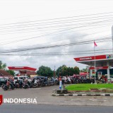Demi Beli BBM, Warga Jember Harus Rela Antre di SPBU Banyuwangi