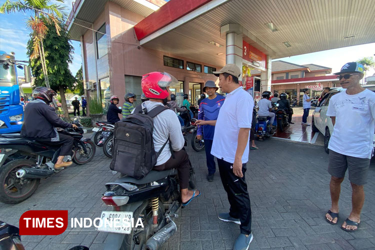 Bupati Bondowoso Abd Hamid Wahid didampingi Sekda Fathur Rozi memantau SPBU dan ngobrol bersama pengendara (FOTO: Moh Bahri/TIMES Indonesia)