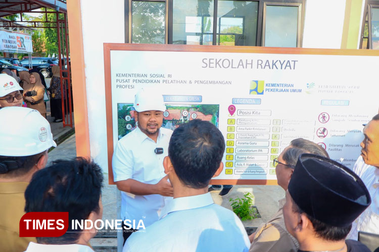 Bupati Gresik Fandi Akhmad Yani saat meninjau sekolah rakyat Kabupaten Gresik. (Foto: Akmal/TIMES Indonesia).