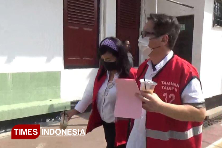 Diana dan suaminya keluar usai menjalani sidang di Ruang Sari 1 Pengadilan Negeri Surabaya, Rabu (30/7/2025). (Foto: Hamida Soetadji/TIMES Indonesia)
