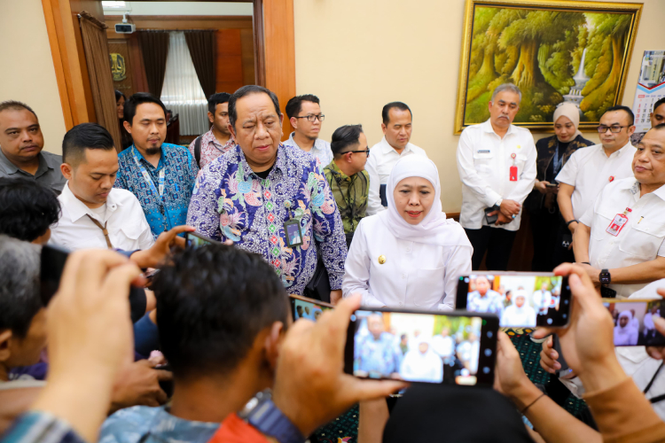 Gubernur-Khofifah-saat-bertemu-Executive-General-Manager-Pertamina-Patra-Niaga-B.jpg