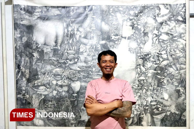 Heri Prasetya saat foto di depan salah satu karyanya berjudul