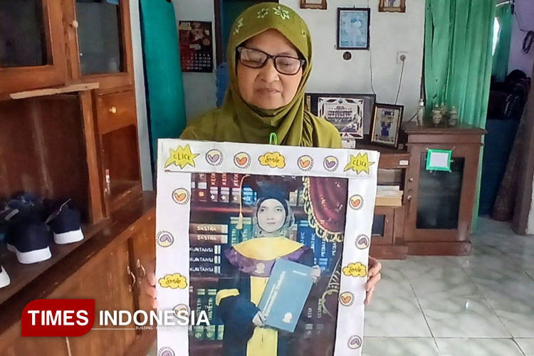Ibu SW memperlihatkan foto SW saat wisuda sebagai sarjana pendidikan. (Foto: Susi/Times Indonesia)