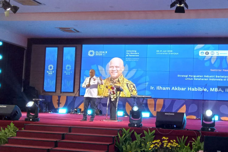 Dr. Ir. Ilham Akbar Habibie, saat memberikan kuliah umum peserta OLVIA X 2025 di Gedung Samantha Krida, Universitas Brawijaya, Rabu (30/7/2025).