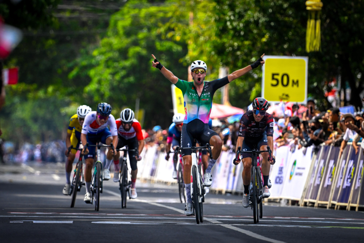 Jeroen-Meijers-pembalap-asal-Belanda-dari-tim-Victoria-Sports-Pro-Cycling-B.jpg