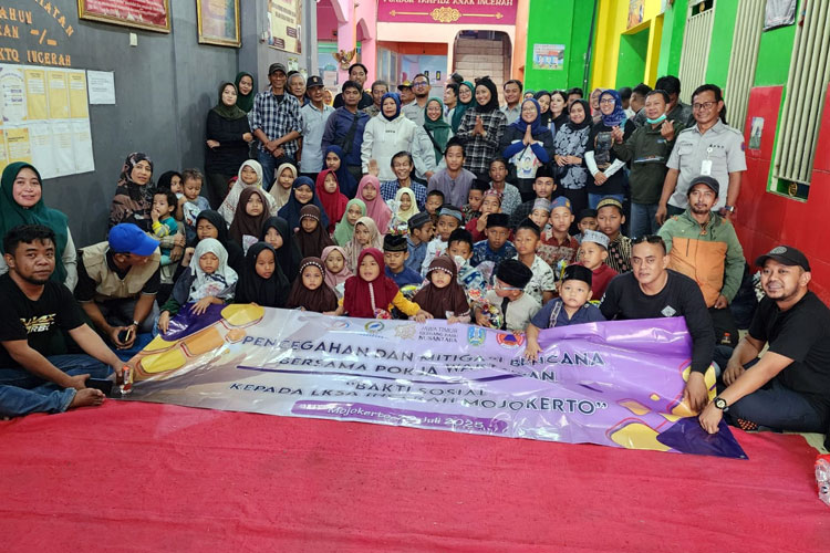 Jurnalis Grahadi, Indrapura dan BPBD Jatim saat baksos di Yayasan Panti Asuhan dan Tahfidz Incerah, Mojokerto, Selasa (29/7/2025). (Foto: Dok.Pokja Grahadi)