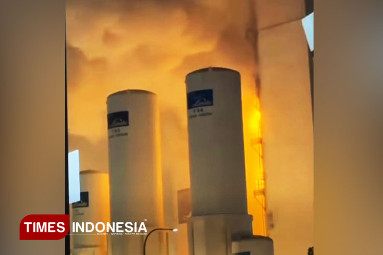 Kebakaran di PT Linde Indonesia Kabupaten Gresik yang membuat adanya partikel debu diduga berbahaya (FOTO: Akmal/TIMES Indonesia).