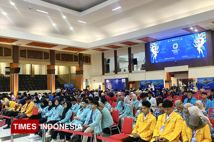Para-jajaran-berfoto-bersama-diatas-panggung.jpg