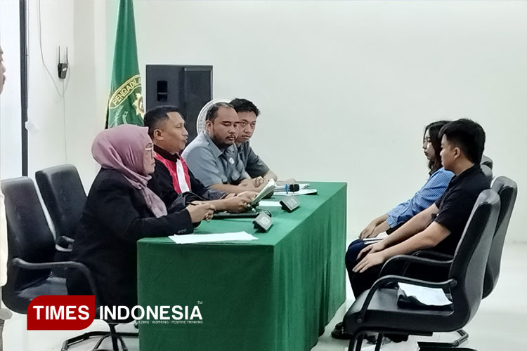 Pengelola Toko Miras Sari Jaya 25 saat menjalani sidang tipiring. (FOTO: Rizky Kurniawan Pratama/TIMES Indonesia)