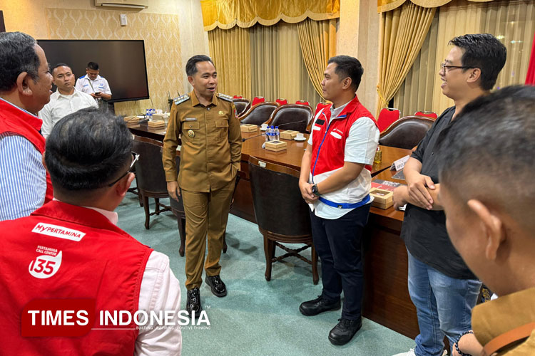 Pertemuan Bupati Jember Muhammad Fawait bersama Pertamina di pendopo wahyawibawa graha pemkab Jember. (Foto : M. Abdul Basid / TIMES Indonesia)