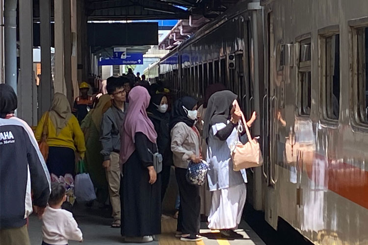 Sejumlah penumpang saat akan menaiki KA Ekonomi Non Subsidi di Stasiun Bandung, Selasa (29/7/2025) (FOTO: Daop 2 Bandung)