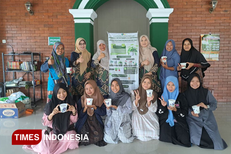 Tim Pengabdian Unisma Malang menggelar pelatihan planting craft dengan mengoptimalkan nilai tambah dari tanaman hias di PP Mambaul Ulum Malang. (FOTO: AJP TIMES Indonesia)